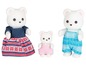 Een Calico Critters-familie van drie witte beren met verschillende kleding.