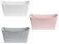 Drie rechthoekige opbergbakken met handvatten in wit, roze en grijs.