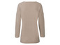 Beige gebreide trui met lange mouwen.