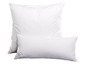Twee witte kussens van het merk Sanwald.