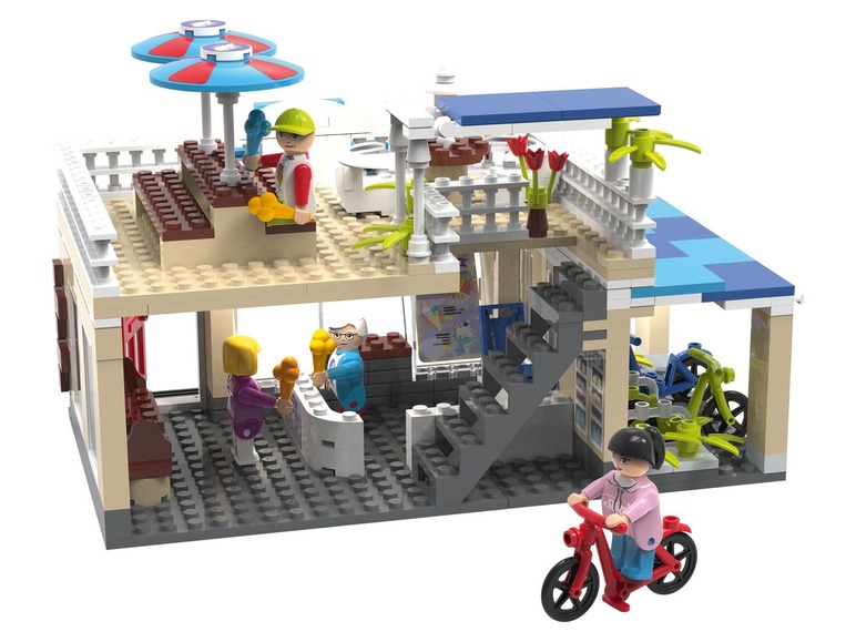 Een LEGO-bouwset met een ijswinkel, een terras en een fiets.