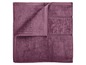 Een gevouwen, paarse badhanddoek.