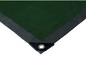 Een groene tarp met verstevigde randen.