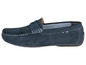 Een blauwe suède mocassinschoen.