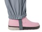 Grijze regenbroek met roze laarzen.