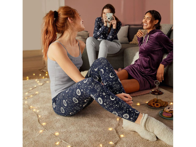 Drie vrouwen in pyjama's met een sterrenprint, waaronder een veloursjurk.