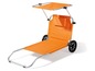 Een oranje strandbed met wielen en een zonnescherm.