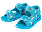 Twee blauwe sandalen met een zeedierenprint voor kinderen.