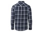 Een donkerblauw geruit overhemd met lange mouwen.
