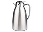 Een zilveren thermoskan met een handvat.