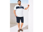 Man in wit polo shirt met blauwe details en blauwe shorts