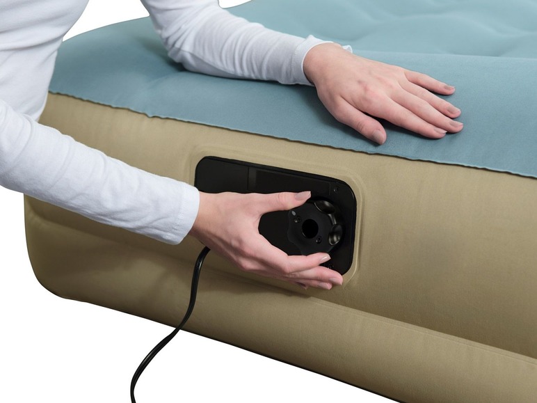 Een opblaasbaar bed met een ingebouwde pomp.