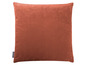 Een oranje kussen van het merk Amoma.