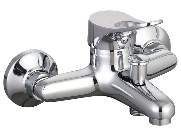 Een chromen badkraan met twee knoppen.