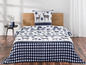 Een beddengoedset met rendiermotief en blauwe ruitjes