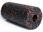 Zwarte foamroller met rode en gele stippen voor fitness.