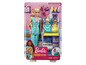 Barbie dokterset met twee babypoppen en medische accessoires.