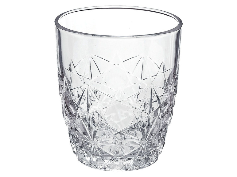 Een transparant glas met een geometrisch patroon.