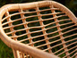 Close-up van een gevlochten wicker stoel.