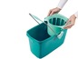 Een groene emmer en wringpers voor het dweilen.