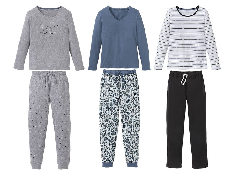 Drie sets pyjama's met verschillende prints en kleuren.