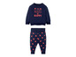 Een donkerblauwe babyset met een trui met de tekst 'You make me happy' en een broek met hartjesprint.
