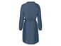 Een blauwe denim jurk met lange mouwen en een ceintuur.