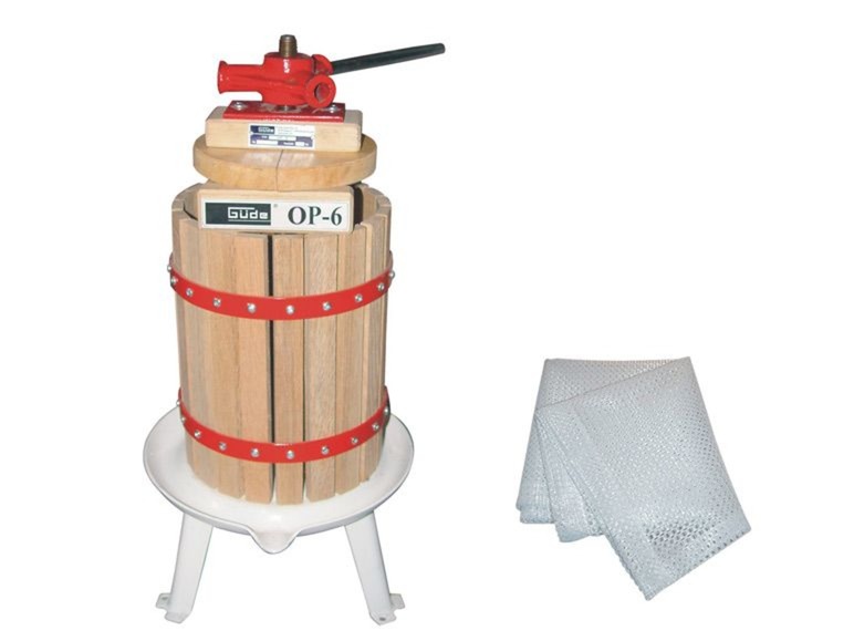 Een houten fruitpers van Gude met een handvat en twee filters.