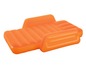 Een oranje opblaasbaar bed met armleuningen.
