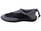 Zwarte waterschoenen met wit geometrisch patroon.