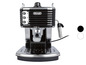 Een zwarte De'Longhi espressomachine met retro-design.