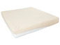 Beige matrasbeschermer op een wit matras.