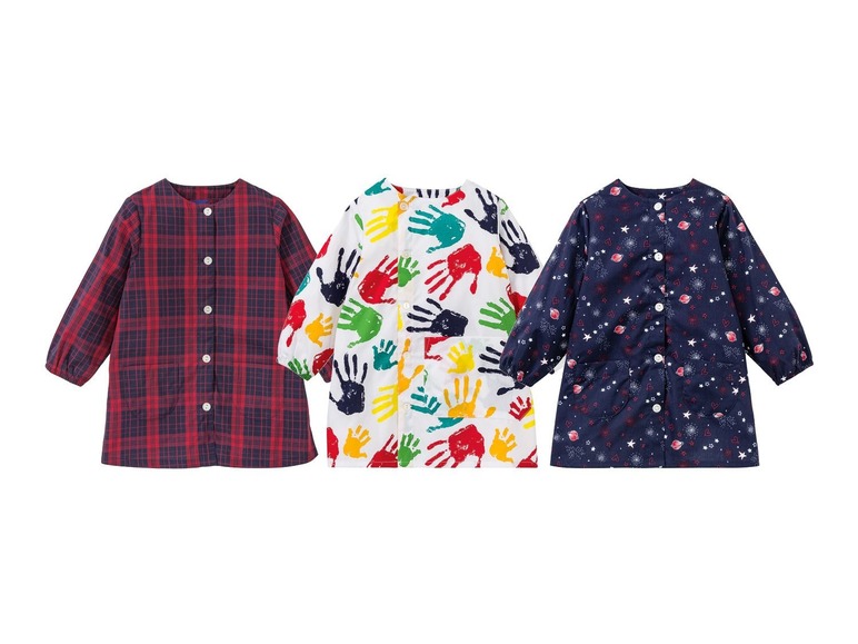 Drie kinderkleding jassen: rood geruit, wit met handafdrukken en donkerblauw met sterren.