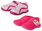 Twee paar roze pantoffels met een lama en flamingo motief.