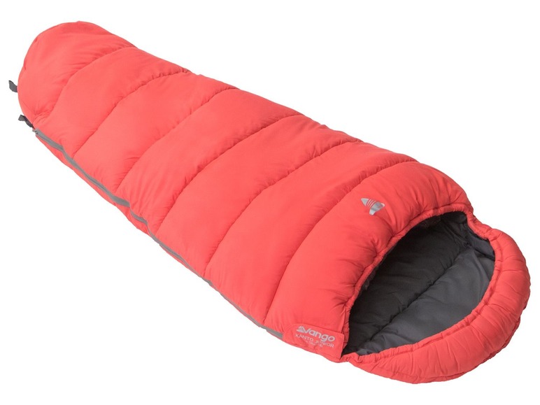 Een rode Vango Kanto Junior slaapzak