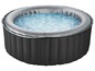 Een opblaasbaar jacuzzi met water.