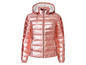 Een roze metallic winterjas met capuchon.