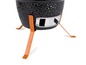Een zwarte kamado-barbecue met oranje poten.