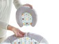 Een grijze babystoel met een uitneembare, gevoerde zitting met een turquoise en grijs patroon.