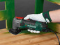 Een Parkside PMFW 310 D2 multitool wordt gebruikt om hout te schuren.