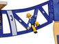 Een blauwe brug met een brandweerman van Playmobil.