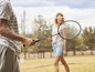 Twee personen spelen badminton met rackets.
