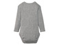 Een grijze baby romper met lange mouwen.