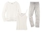 Witte top met kant, wit tanktop en grijze pyjamabroek.