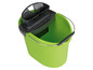 Groene emmer met een zwarte wringer voor het reinigen van vloeren.
