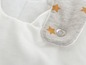 Witte babykleding met grijze ster-details.