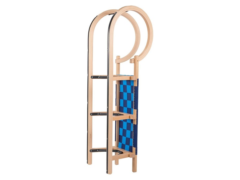 Een houten slee met een blauwe en zwarte geweven stoel.