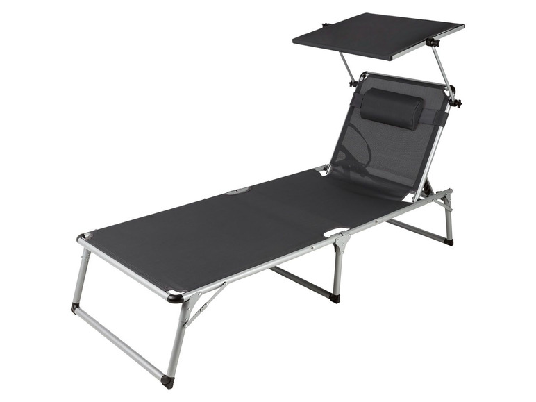 Een zwarte ligstoel met een zonnescherm
