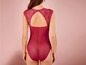 Een rood, doorzichtig lingerie-body met kant.