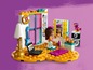 Een LEGO Friends set met een pop, een gitaar, een laptop en een make-uptafel.